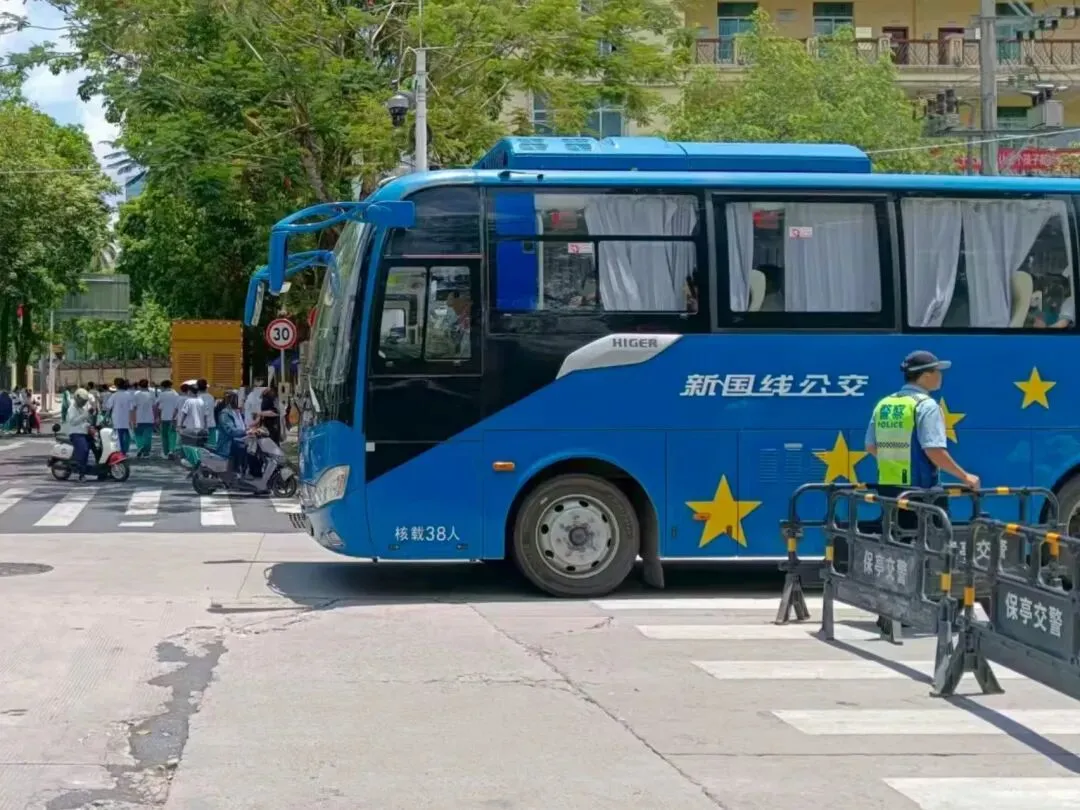 中考收官!保亭公安交警与考生一起圆满“交卷”,暑期安全出行锦囊请收好→-第19张图片-四季读书网