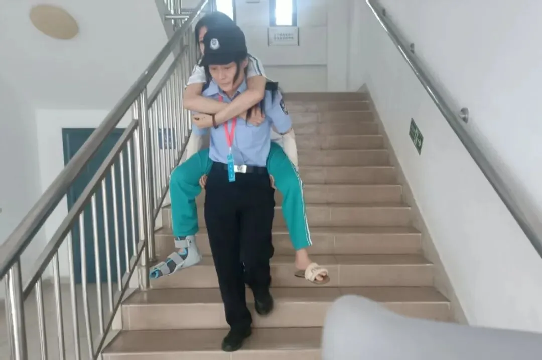 暖心护航中考 | 保亭公安温情守护学子逐梦-第5张图片-四季读书网