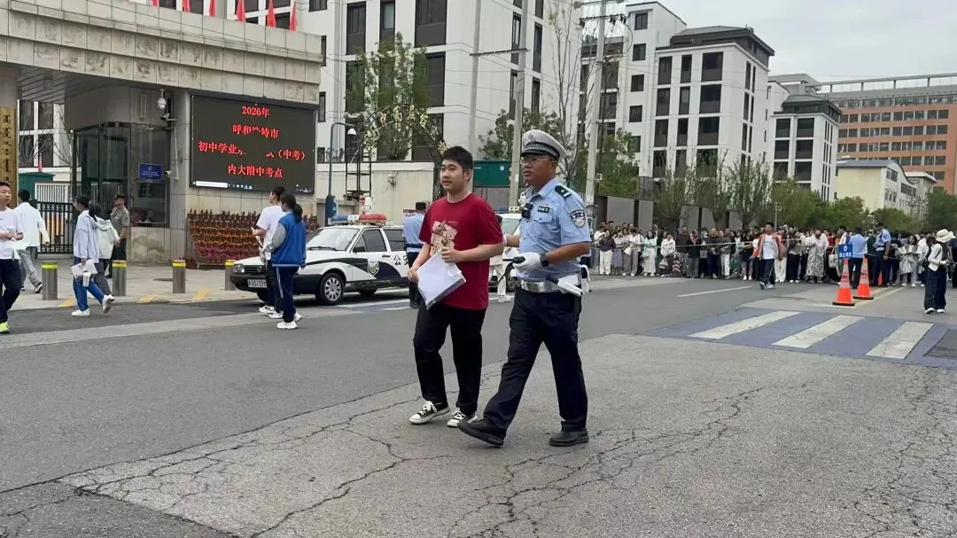 啥情况?呼和浩特中考考场外,男孩笑着笑着就哭了…爸爸的一句话,瞬间让他破防-第2张图片-四季读书网