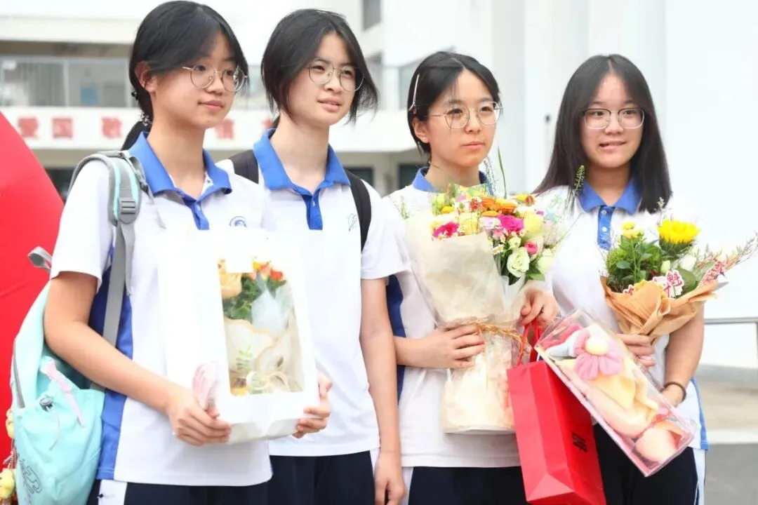 中考圆满落幕 | 无数暖心瞬间留存,每一帧都令人心生动容-第10张图片-四季读书网