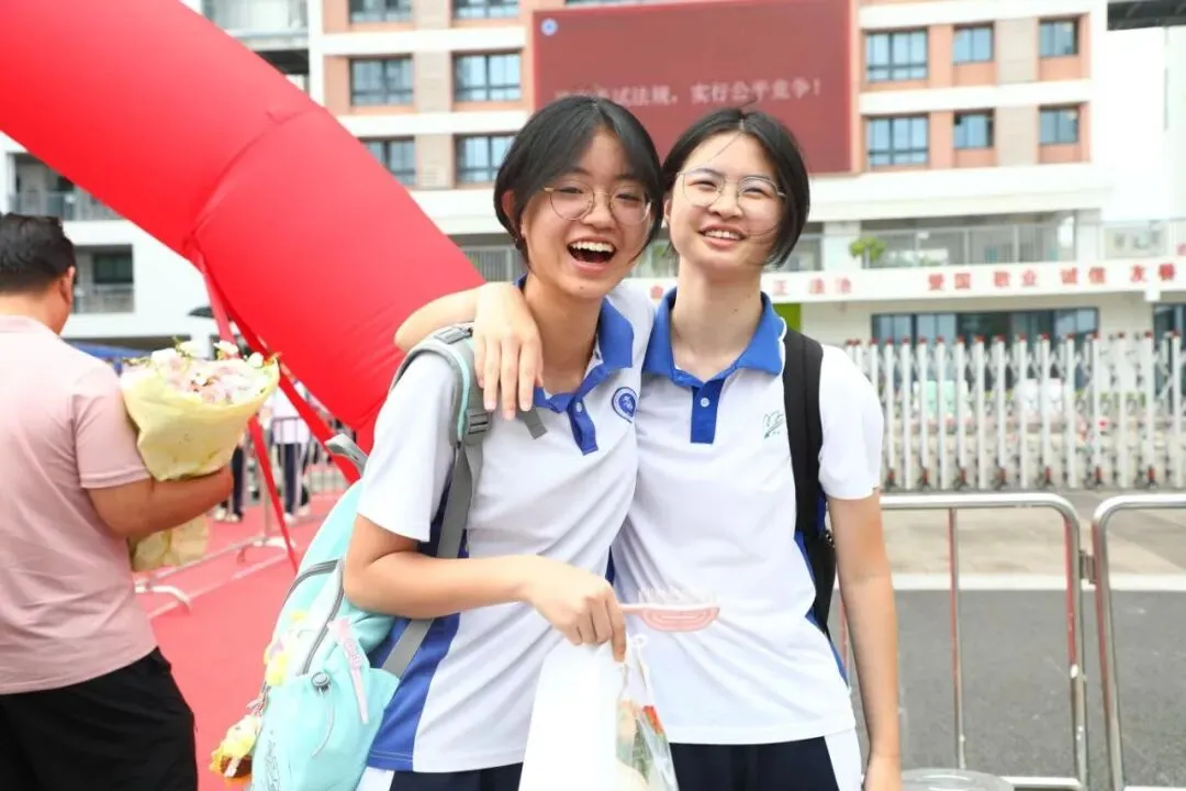 中考圆满落幕 | 无数暖心瞬间留存,每一帧都令人心生动容-第11张图片-四季读书网
