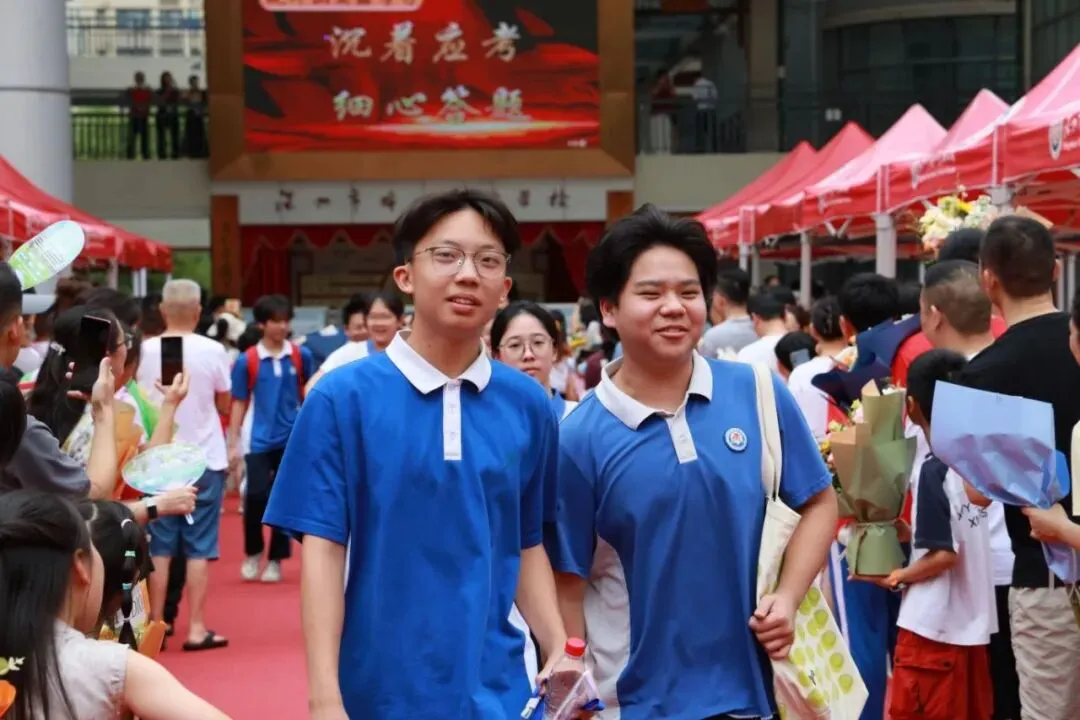 中考圆满落幕 | 无数暖心瞬间留存,每一帧都令人心生动容-第12张图片-四季读书网