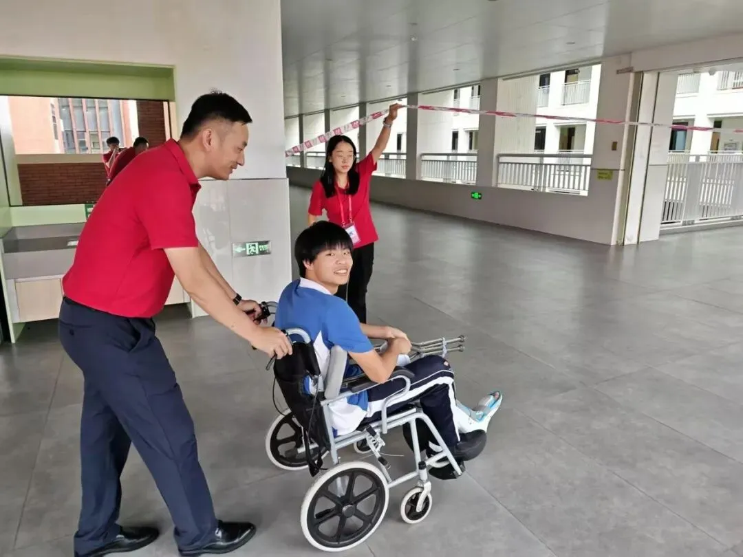 中考圆满落幕 | 无数暖心瞬间留存,每一帧都令人心生动容-第39张图片-四季读书网
