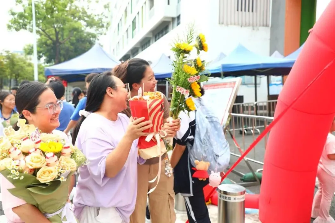 中考圆满落幕 | 无数暖心瞬间留存,每一帧都令人心生动容-第40张图片-四季读书网