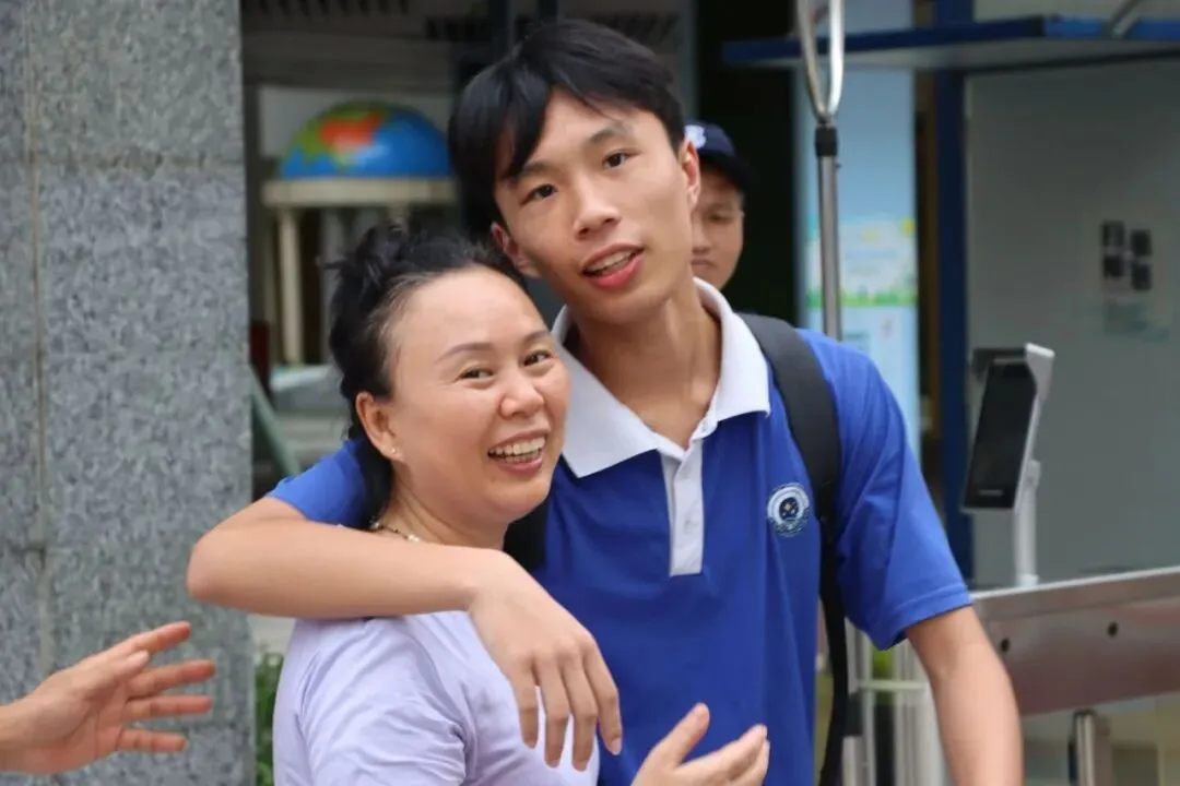 中考圆满落幕 | 无数暖心瞬间留存,每一帧都令人心生动容-第42张图片-四季读书网