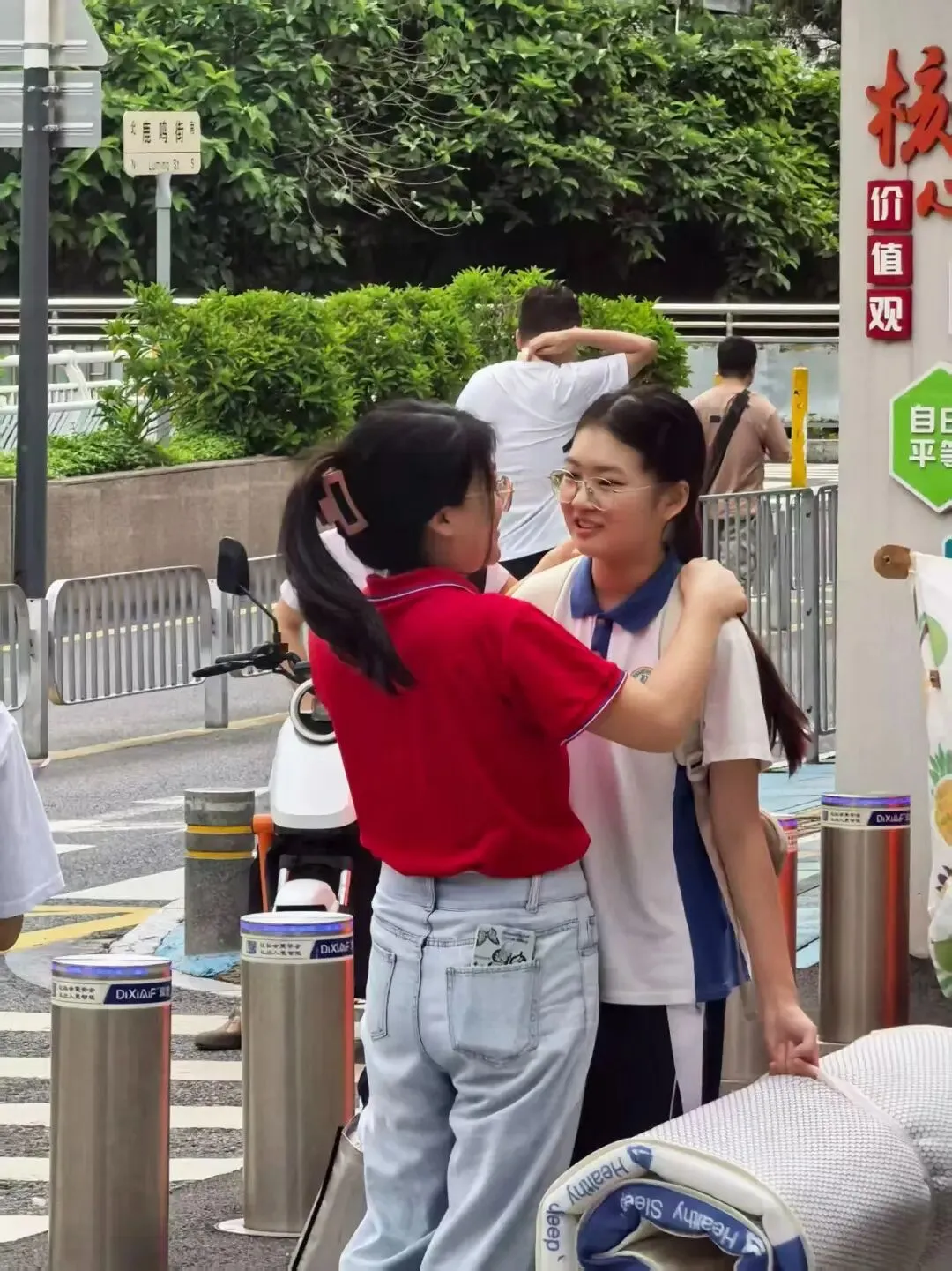 中考圆满落幕 | 无数暖心瞬间留存,每一帧都令人心生动容-第52张图片-四季读书网
