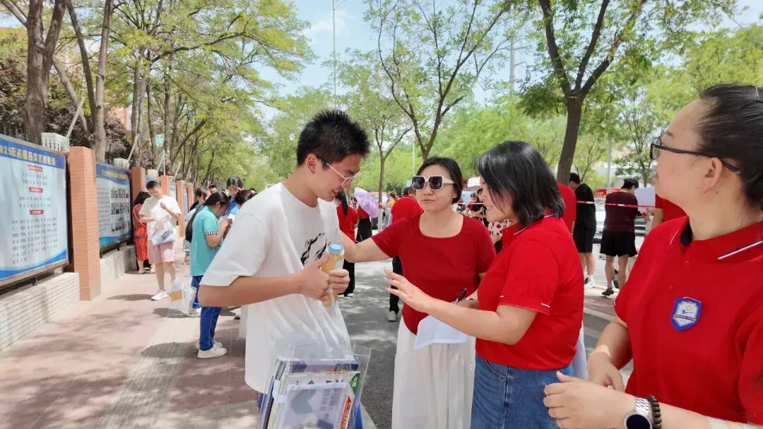 中考首日,兴庆学子执笔逐光-第6张图片-四季读书网