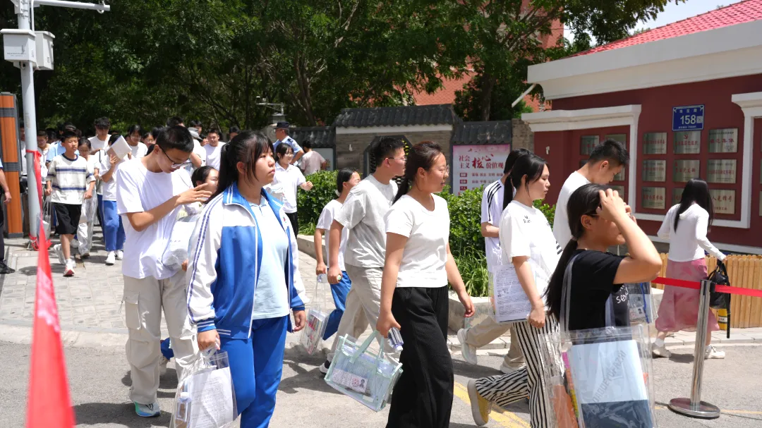 中考首日,兴庆学子执笔逐光-第7张图片-四季读书网