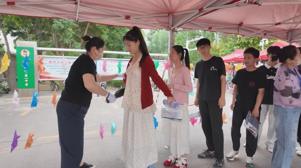 中考首日 青铜峡市4476名考生考场逐梦-第9张图片-四季读书网