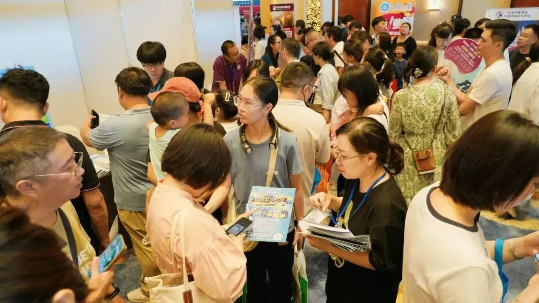 津云新媒体2026年中考招生咨询会顺利举行 万余名考生家长到场交流咨询-第5张图片-四季读书网