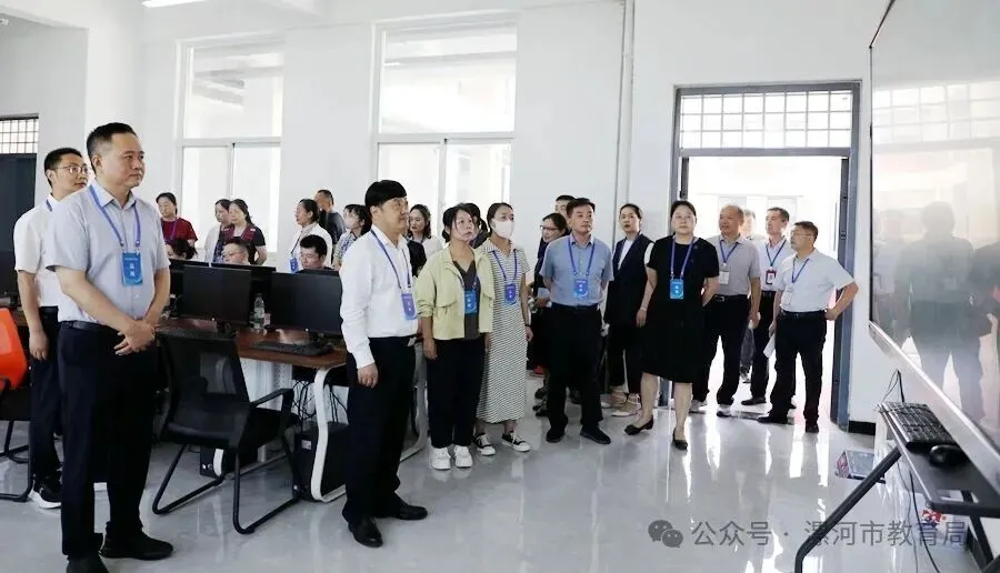 河南一地市举行中考评卷开放日活动,让家长近距离,全方位了解阅卷工作-第3张图片-四季读书网