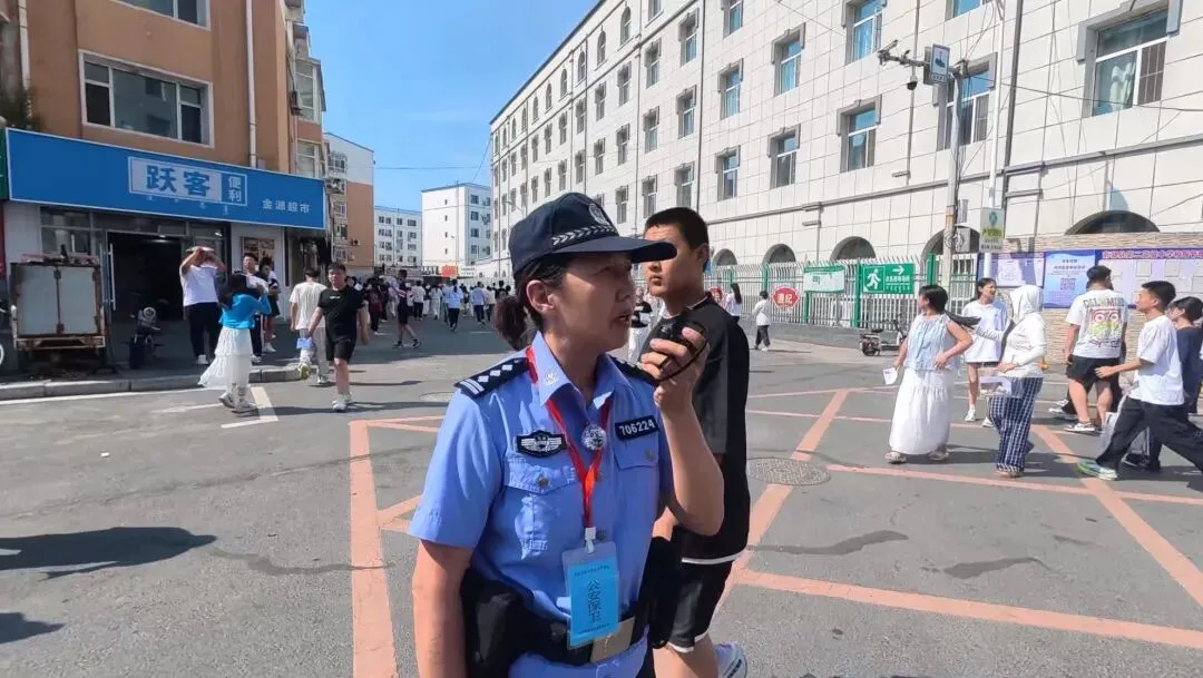 【护航中考】三十六载从警路 初心如炬映芳华 站好护航中考最后一班岗!-第2张图片-四季读书网
