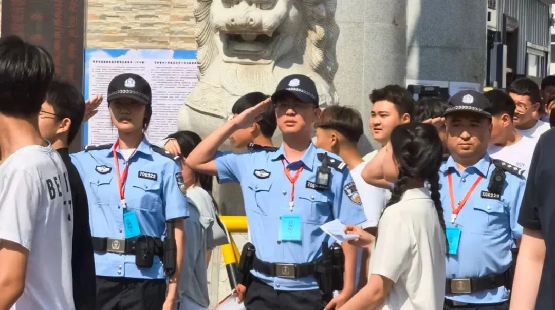 【护航中考】三十六载从警路 初心如炬映芳华 站好护航中考最后一班岗!-第3张图片-四季读书网