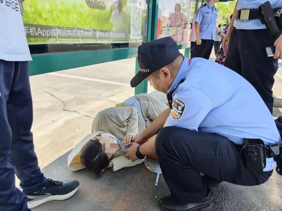 【护航中考】萨日朗派出所:家长中暑晕倒 民警援手相助-第2张图片-四季读书网