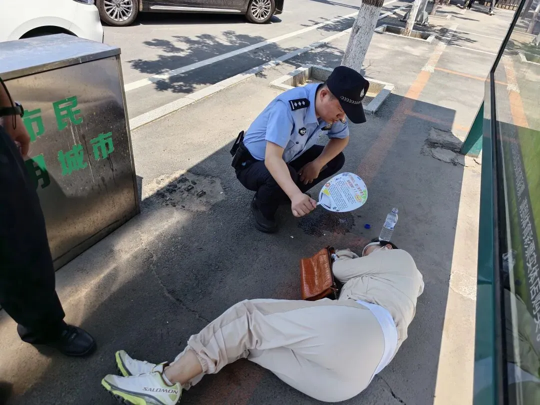 【护航中考】萨日朗派出所:家长中暑晕倒 民警援手相助-第3张图片-四季读书网
