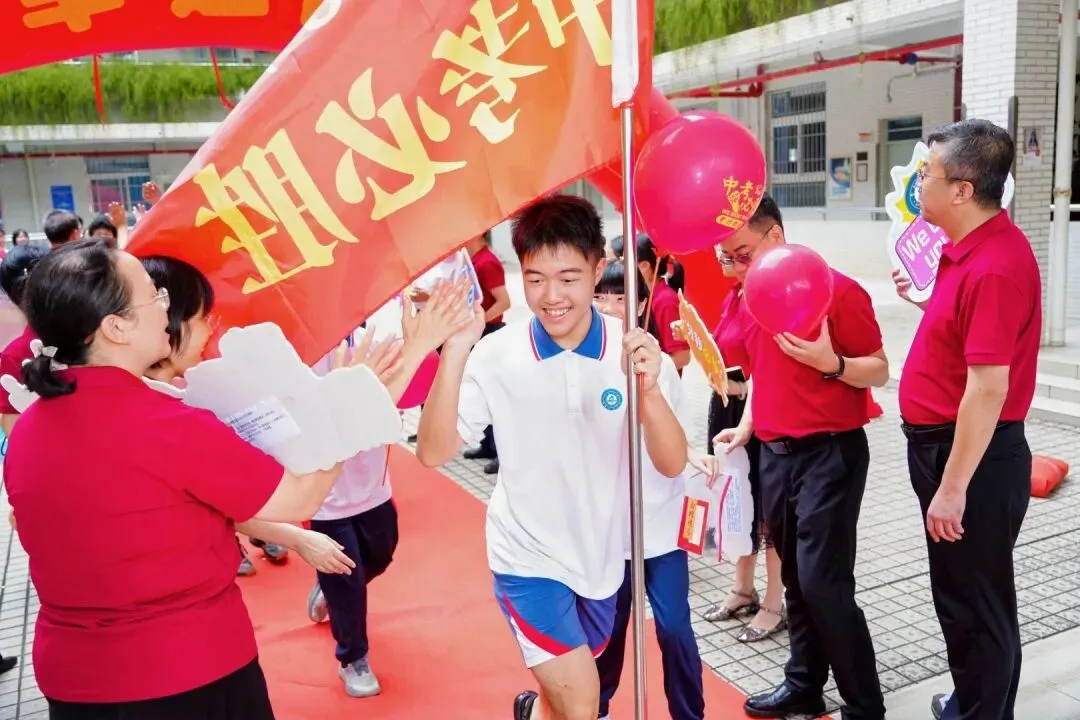 执笔为剑战中考,落笔生花创辉煌丨暨大附中2025届中考壮行精彩回顾-第65张图片-四季读书网