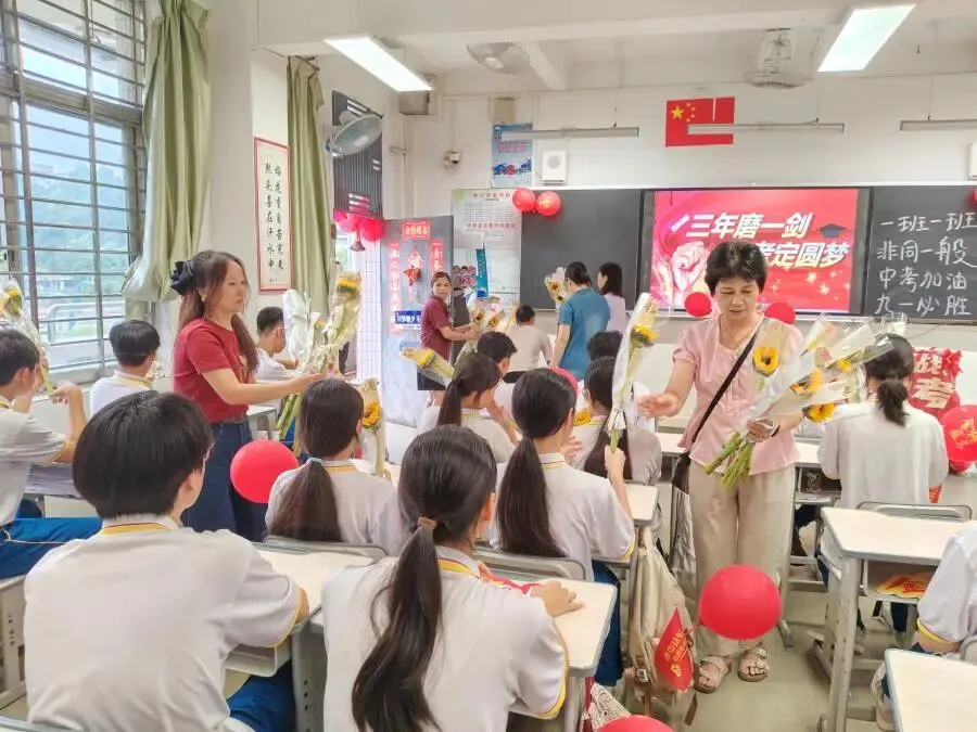 策马扬鞭决胜中考,鲲鹏展翅马到成功——肇庆市第十二中学2026送考出征仪式温情启幕-第17张图片-四季读书网