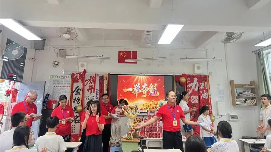 策马扬鞭决胜中考,鲲鹏展翅马到成功——肇庆市第十二中学2026送考出征仪式温情启幕-第22张图片-四季读书网