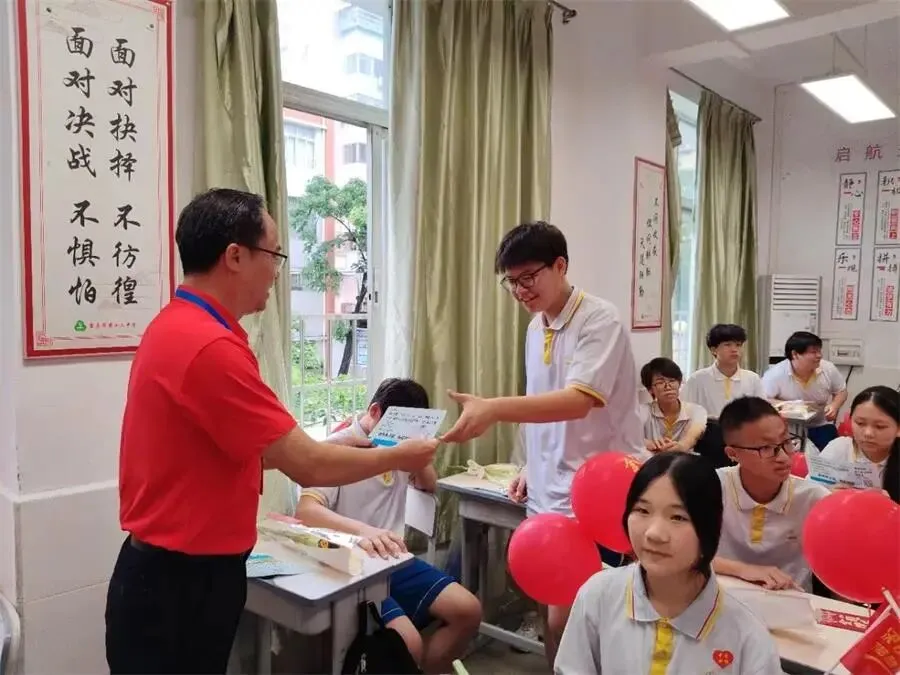 策马扬鞭决胜中考,鲲鹏展翅马到成功——肇庆市第十二中学2026送考出征仪式温情启幕-第23张图片-四季读书网