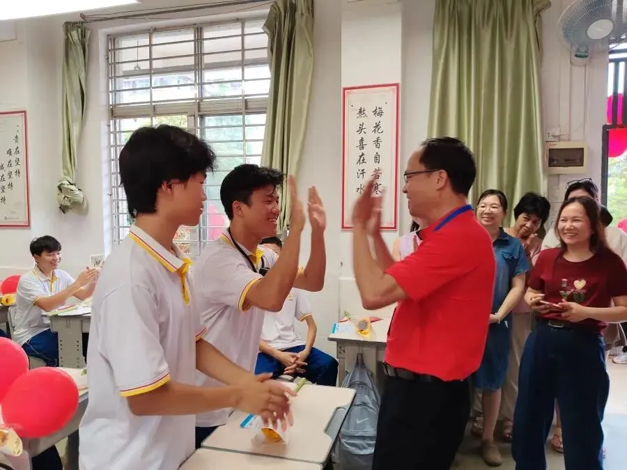 策马扬鞭决胜中考,鲲鹏展翅马到成功——肇庆市第十二中学2026送考出征仪式温情启幕-第24张图片-四季读书网