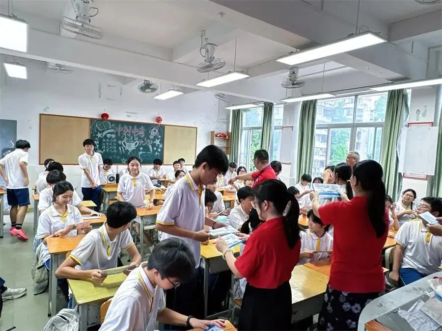 策马扬鞭决胜中考,鲲鹏展翅马到成功——肇庆市第十二中学2026送考出征仪式温情启幕-第25张图片-四季读书网