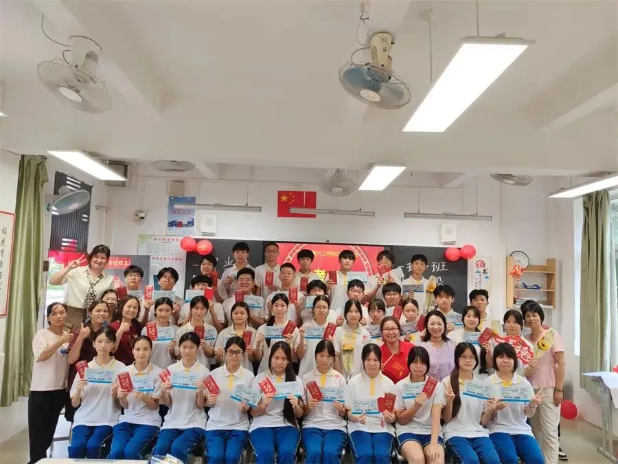 策马扬鞭决胜中考,鲲鹏展翅马到成功——肇庆市第十二中学2026送考出征仪式温情启幕-第27张图片-四季读书网