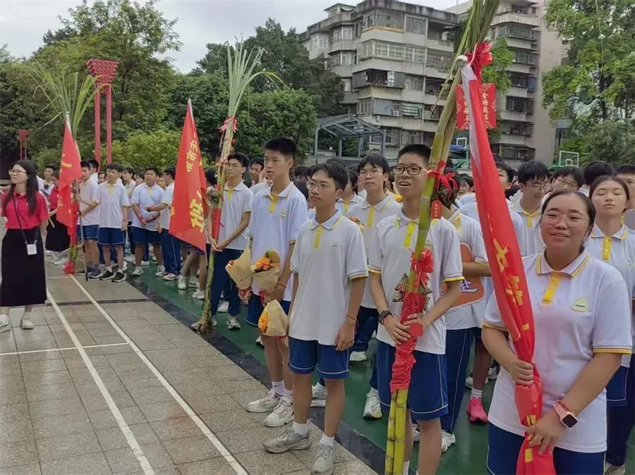 策马扬鞭决胜中考,鲲鹏展翅马到成功——肇庆市第十二中学2026送考出征仪式温情启幕-第38张图片-四季读书网