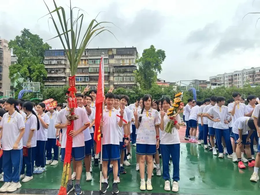 策马扬鞭决胜中考,鲲鹏展翅马到成功——肇庆市第十二中学2026送考出征仪式温情启幕-第40张图片-四季读书网