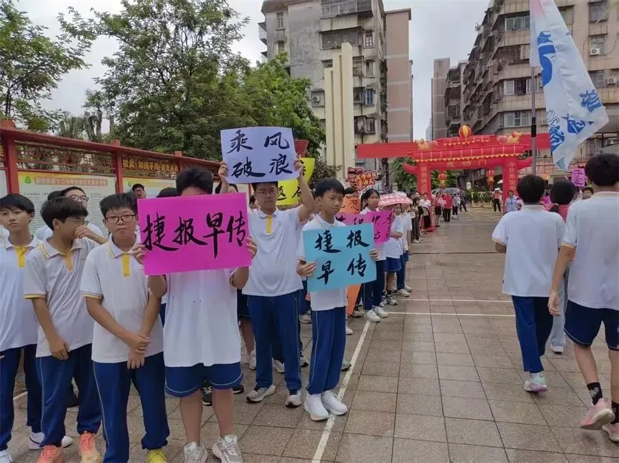 策马扬鞭决胜中考,鲲鹏展翅马到成功——肇庆市第十二中学2026送考出征仪式温情启幕-第45张图片-四季读书网