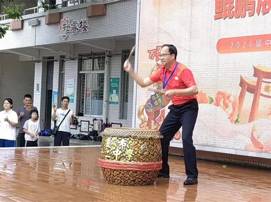 策马扬鞭决胜中考,鲲鹏展翅马到成功——肇庆市第十二中学2026送考出征仪式温情启幕-第51张图片-四季读书网