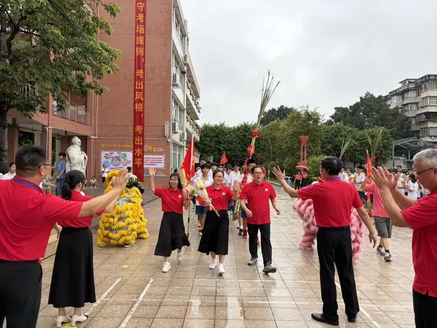 策马扬鞭决胜中考,鲲鹏展翅马到成功——肇庆市第十二中学2026送考出征仪式温情启幕-第53张图片-四季读书网