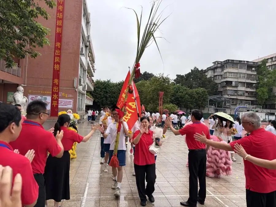 策马扬鞭决胜中考,鲲鹏展翅马到成功——肇庆市第十二中学2026送考出征仪式温情启幕-第55张图片-四季读书网
