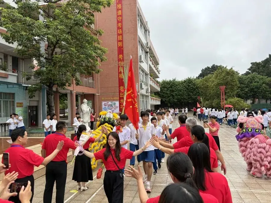 策马扬鞭决胜中考,鲲鹏展翅马到成功——肇庆市第十二中学2026送考出征仪式温情启幕-第58张图片-四季读书网
