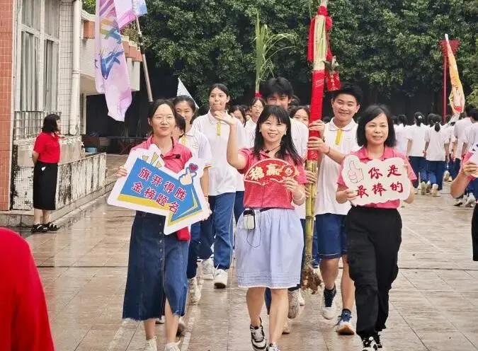 策马扬鞭决胜中考,鲲鹏展翅马到成功——肇庆市第十二中学2026送考出征仪式温情启幕-第59张图片-四季读书网