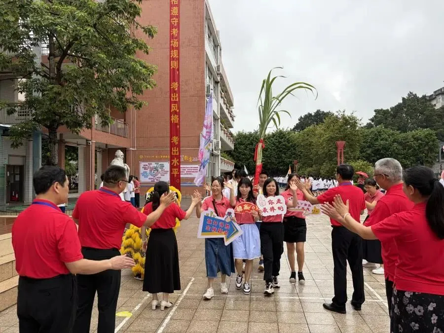策马扬鞭决胜中考,鲲鹏展翅马到成功——肇庆市第十二中学2026送考出征仪式温情启幕-第60张图片-四季读书网
