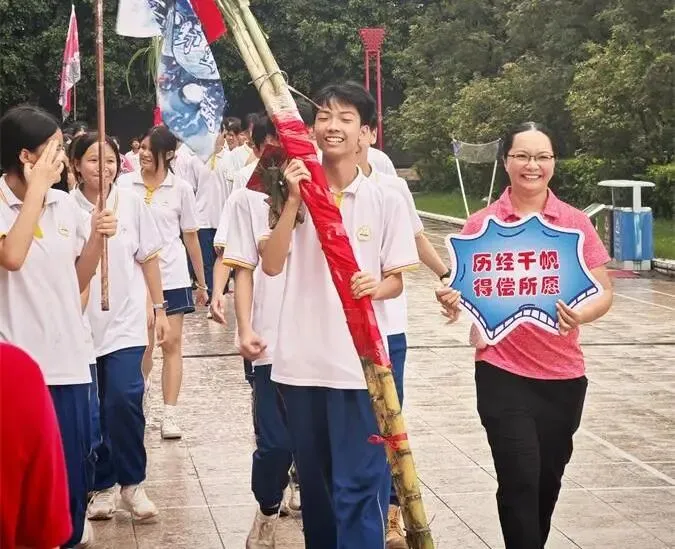 策马扬鞭决胜中考,鲲鹏展翅马到成功——肇庆市第十二中学2026送考出征仪式温情启幕-第63张图片-四季读书网