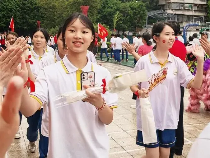 策马扬鞭决胜中考,鲲鹏展翅马到成功——肇庆市第十二中学2026送考出征仪式温情启幕-第68张图片-四季读书网