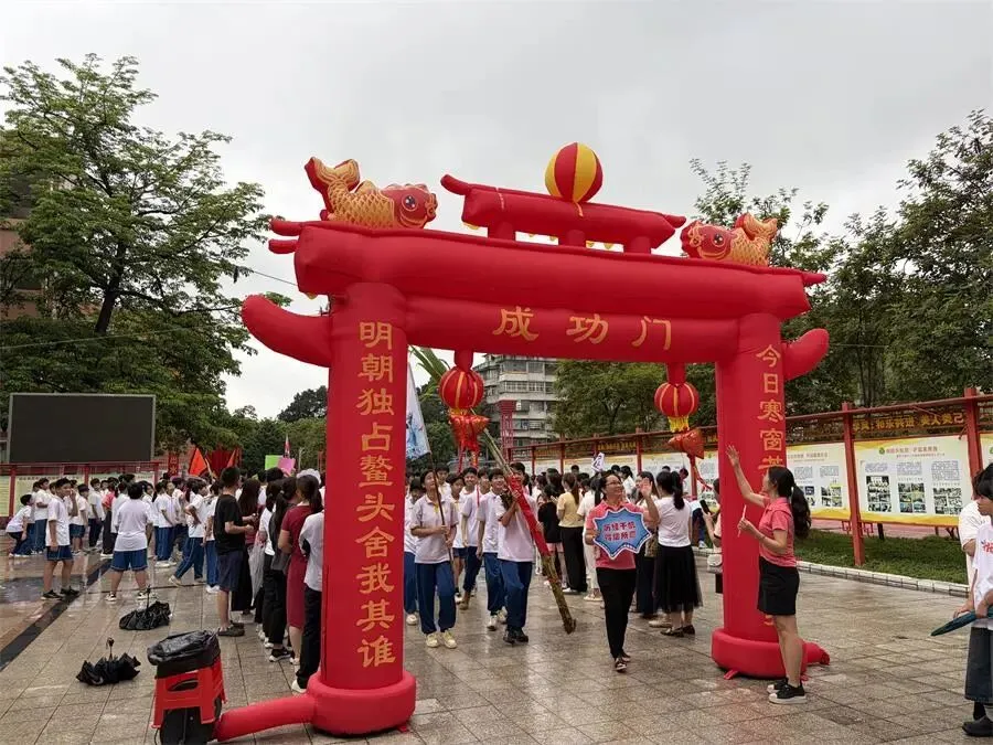 策马扬鞭决胜中考,鲲鹏展翅马到成功——肇庆市第十二中学2026送考出征仪式温情启幕-第70张图片-四季读书网