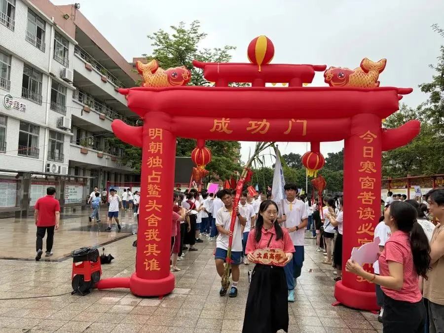 策马扬鞭决胜中考,鲲鹏展翅马到成功——肇庆市第十二中学2026送考出征仪式温情启幕-第71张图片-四季读书网