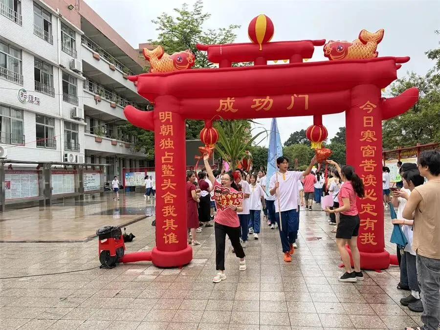 策马扬鞭决胜中考,鲲鹏展翅马到成功——肇庆市第十二中学2026送考出征仪式温情启幕-第72张图片-四季读书网