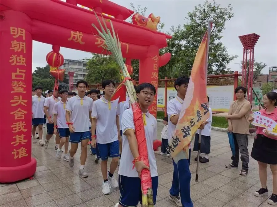 策马扬鞭决胜中考,鲲鹏展翅马到成功——肇庆市第十二中学2026送考出征仪式温情启幕-第73张图片-四季读书网