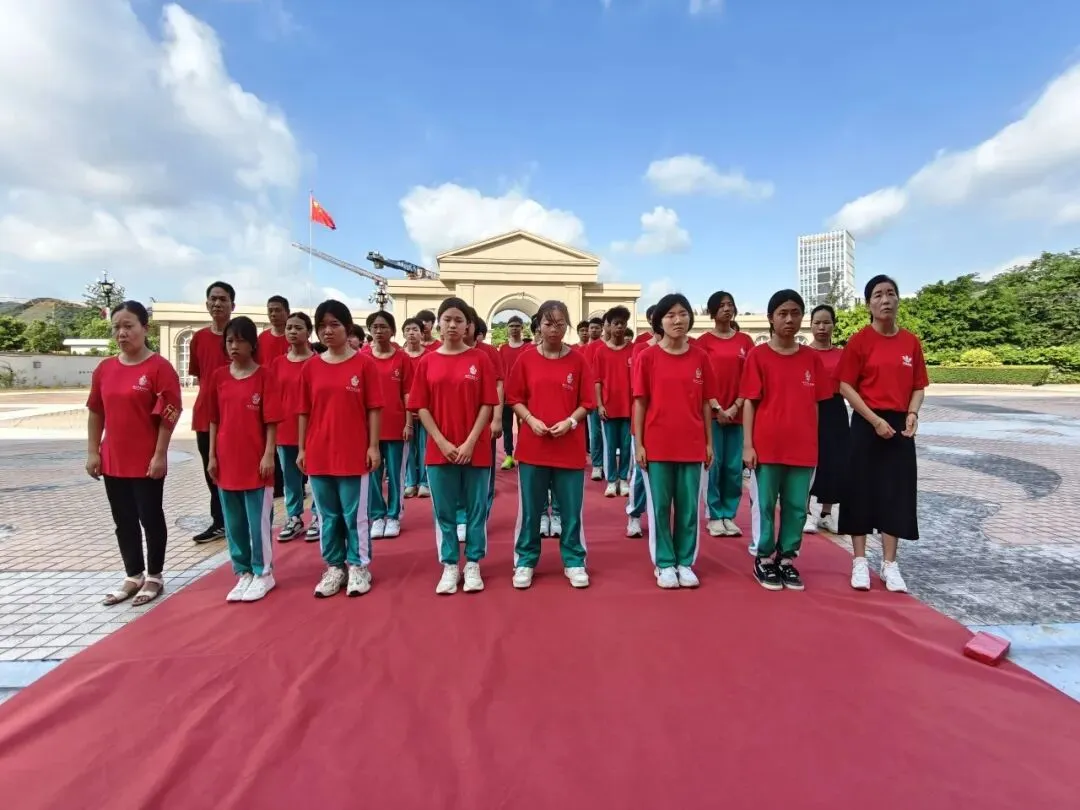 南方中英文学校隆重举行2026届中考送考仪式-第33张图片-四季读书网