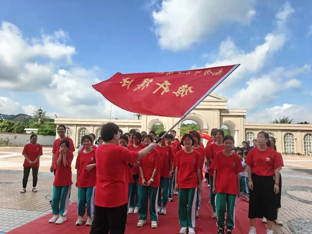 南方中英文学校隆重举行2026届中考送考仪式-第48张图片-四季读书网