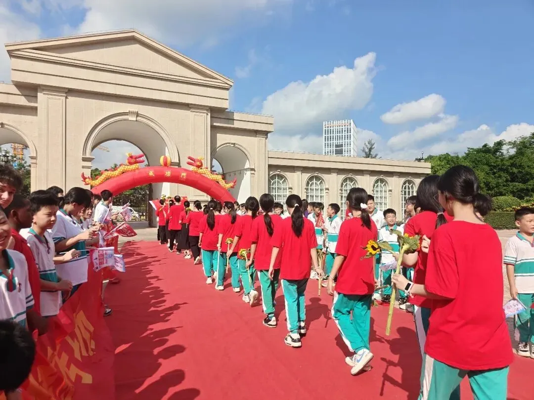 南方中英文学校隆重举行2026届中考送考仪式-第63张图片-四季读书网