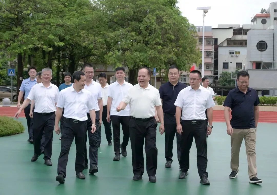 林建文市长带队到普宁市梅峰中学检查中考考点准备工作-第2张图片-四季读书网