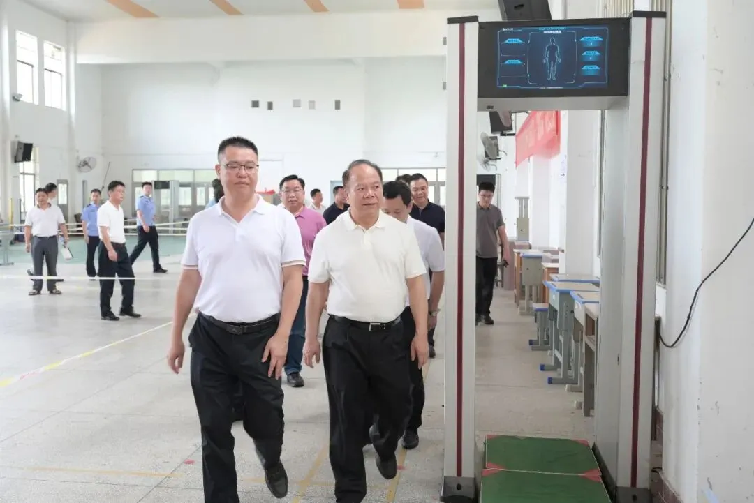 林建文市长带队到普宁市梅峰中学检查中考考点准备工作-第6张图片-四季读书网