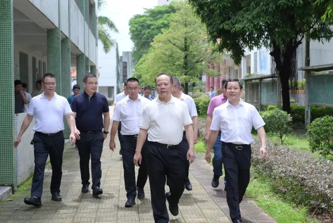 林建文市长带队到普宁市梅峰中学检查中考考点准备工作-第26张图片-四季读书网