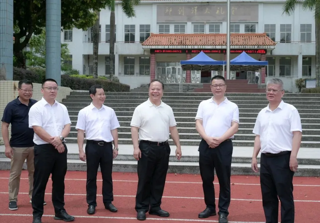 林建文市长带队到普宁市梅峰中学检查中考考点准备工作-第30张图片-四季读书网