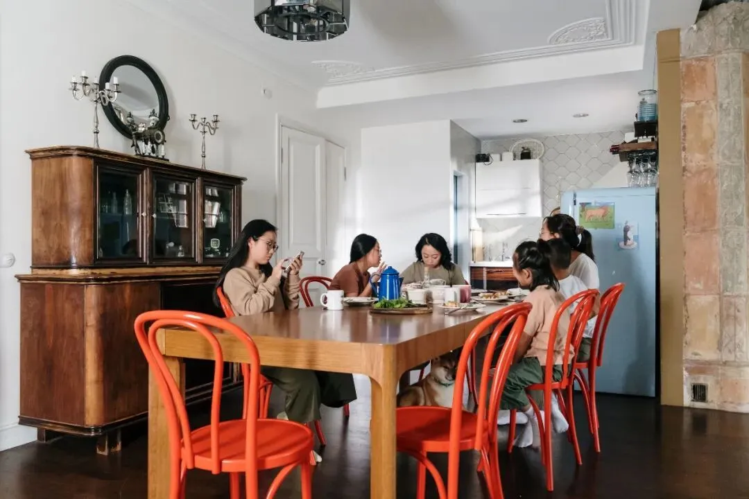 中考刚考完就有人砸10万报游学衔接班?普通家庭别瞎卷,低配暑假才是真富养-第2张图片-四季读书网