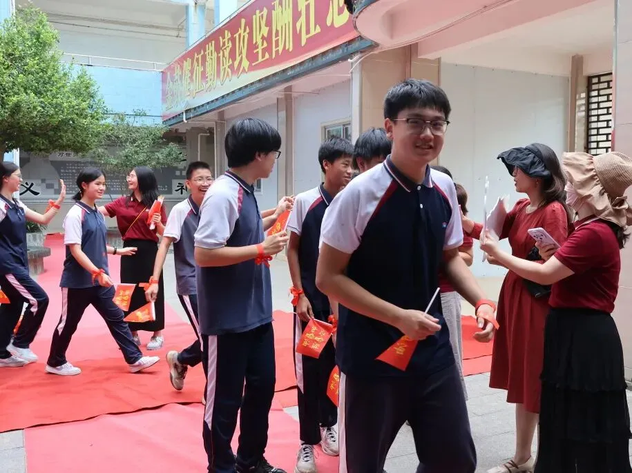 金海岸中学2026届中考动员大会热血启幕!少年起航,誓创辉煌!-第76张图片-四季读书网